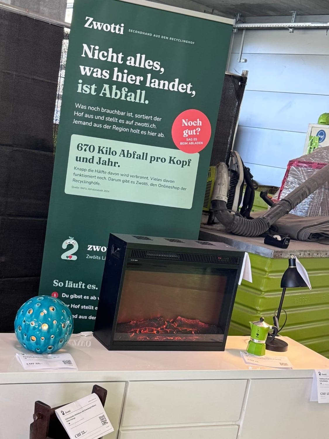 Ausgestellt im Hof. Die Stücke stehen im Hof bereit. Wer online kauft, holt sie hier ab.